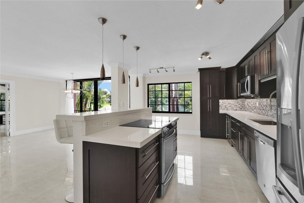 Image 2 of property listing at 250 E Royal Palm Road 2A, Boca Raton, FL 33432