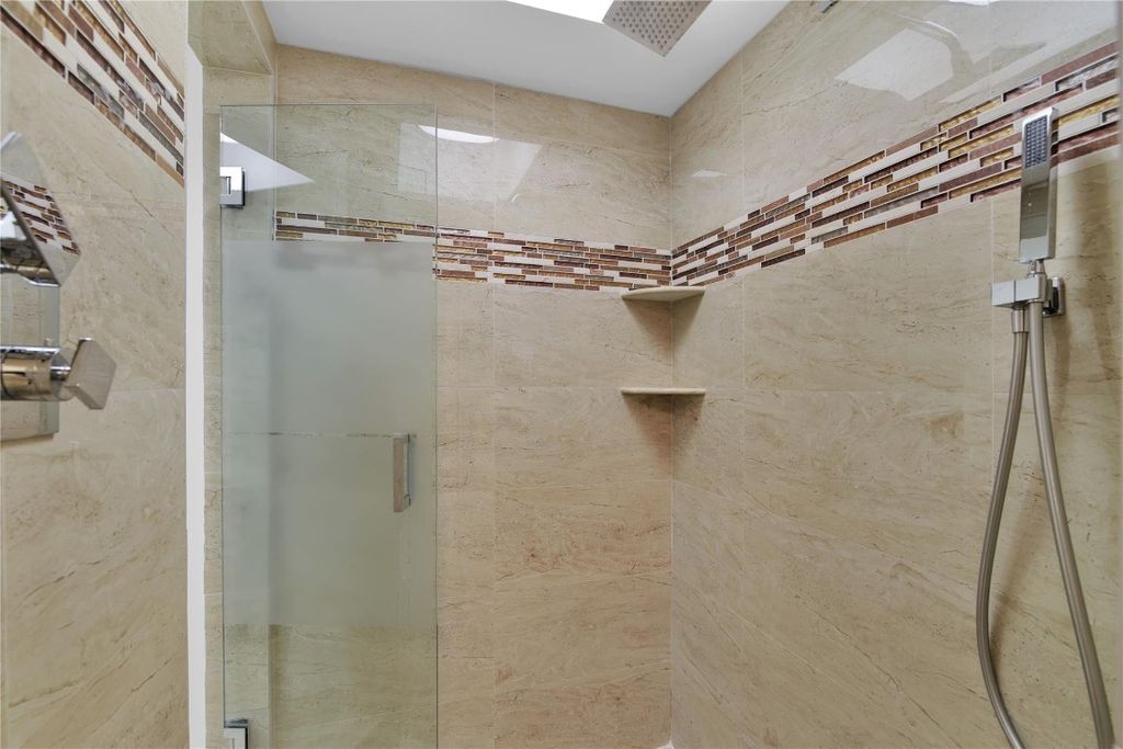 Image 21 of property listing at 250 E Royal Palm Road 2A, Boca Raton, FL 33432