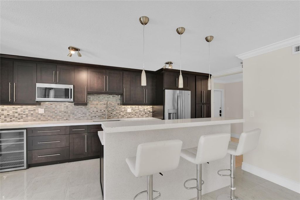 Image 3 of property listing at 250 E Royal Palm Road 2A, Boca Raton, FL 33432