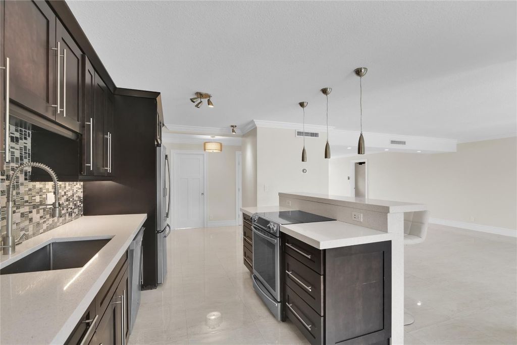 Image 5 of property listing at 250 E Royal Palm Road 2A, Boca Raton, FL 33432