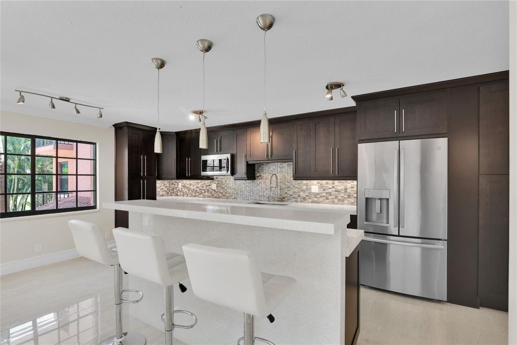 Image 6 of property listing at 250 E Royal Palm Road 2A, Boca Raton, FL 33432