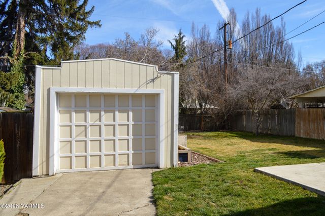 215 N 23rd Ave, Yakima, WA 98902