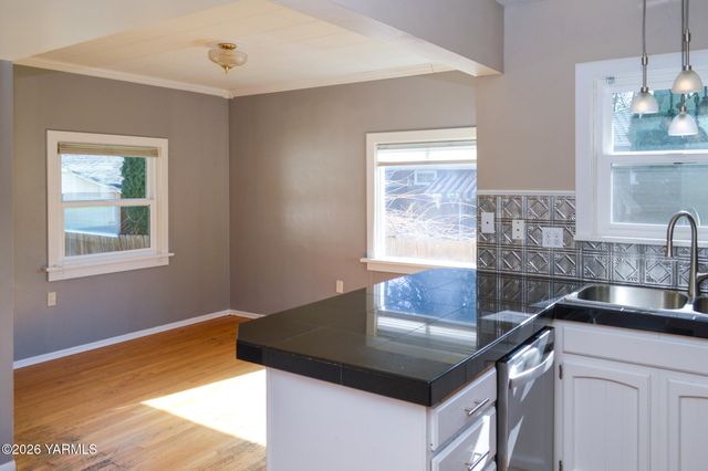 215 N 23rd Ave, Yakima, WA 98902