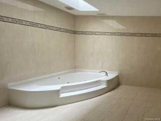 41 E View Court, Jericho, NY 11753