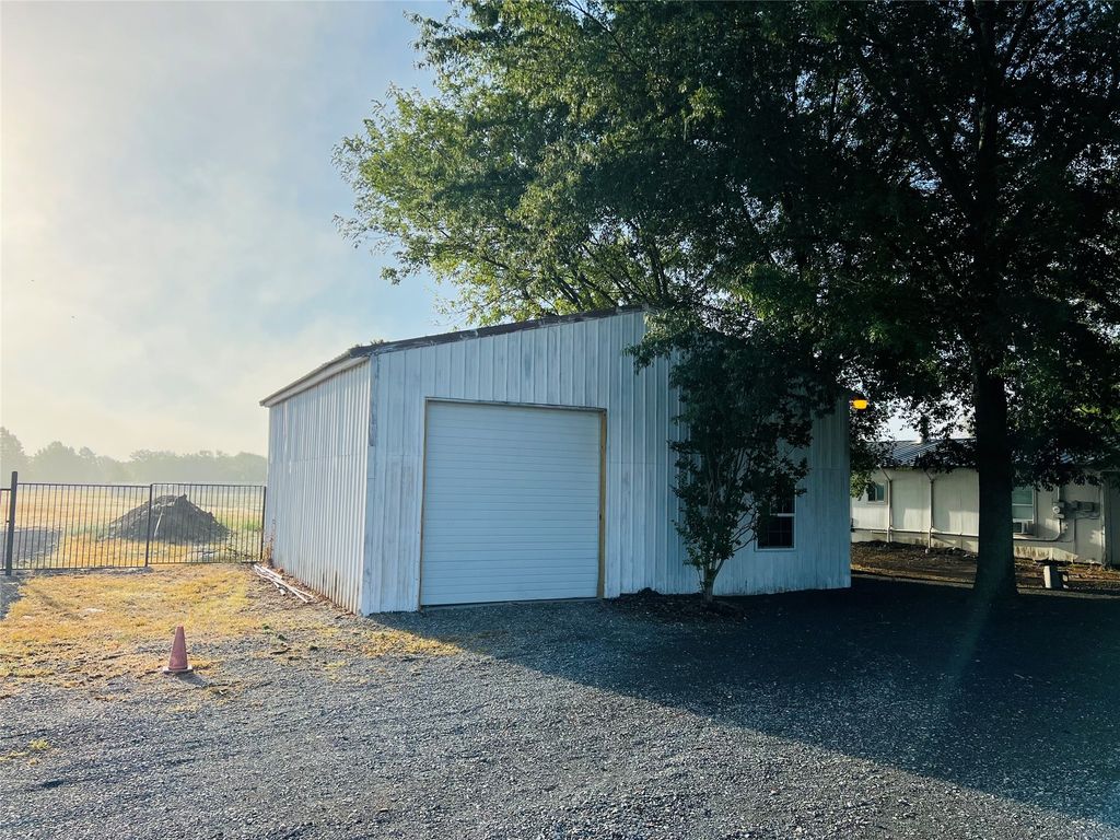1050 Fm 273, Bonham, TX 75418
