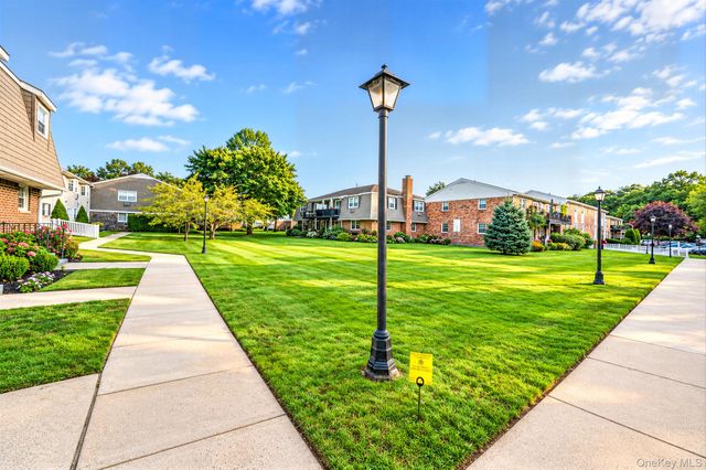 3221 Wilshire Lane 21E, Oakdale, NY 11769