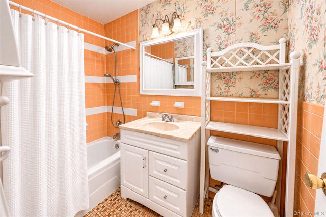 3221 Wilshire Lane 21E, Oakdale, NY 11769