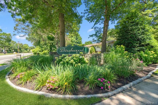3221 Wilshire Lane 21E, Oakdale, NY 11769