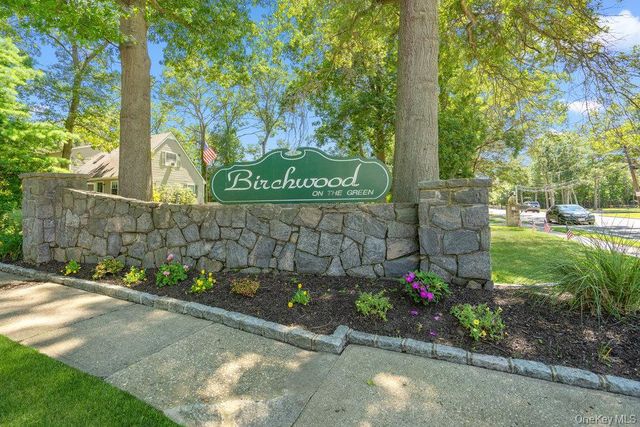 3221 Wilshire Lane 21E, Oakdale, NY 11769