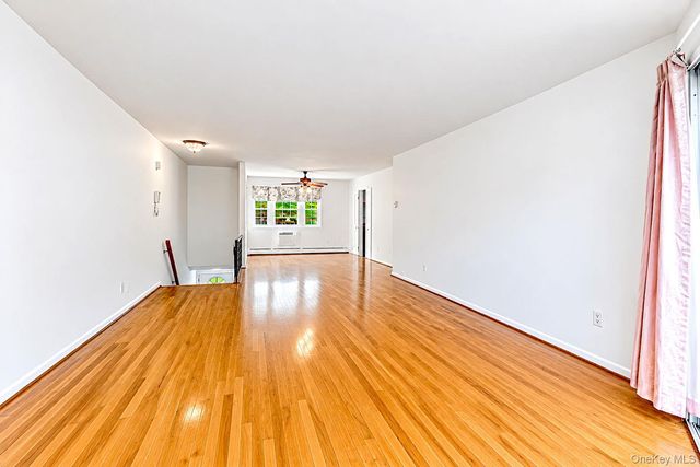 3221 Wilshire Lane 21E, Oakdale, NY 11769