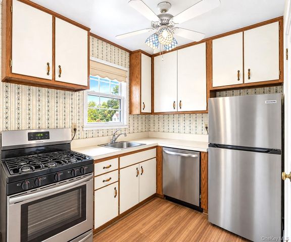 3221 Wilshire Lane 21E, Oakdale, NY 11769
