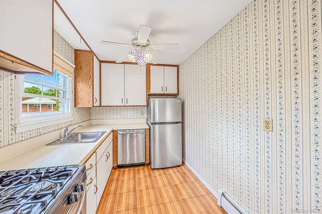 3221 Wilshire Lane 21E, Oakdale, NY 11769