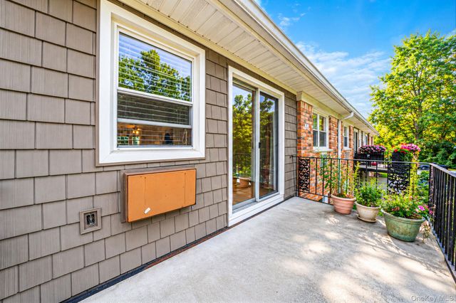 3221 Wilshire Lane 21E, Oakdale, NY 11769