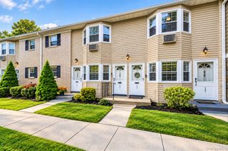 3221 Wilshire Lane 21E, Oakdale, NY 11769
