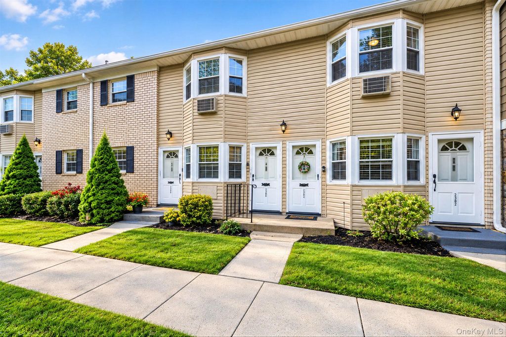 3221 Wilshire Lane 21E, Oakdale, NY 11769