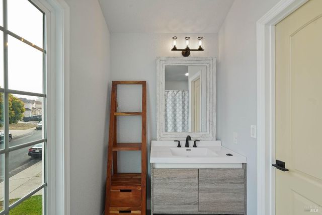 880 Knights Cir, Vallejo, CA 94591