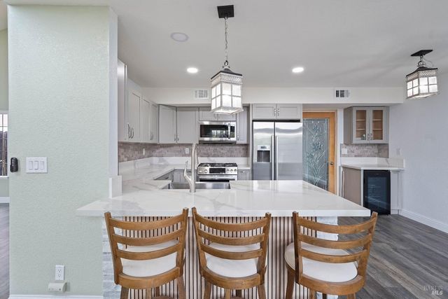 880 Knights Cir, Vallejo, CA 94591