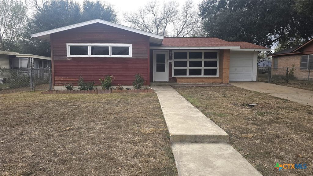 3401 Redwood Drive, Victoria, TX 77901