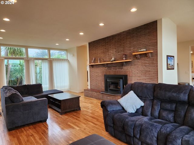 654 MADRONA Ave, Port Orford, OR 97465