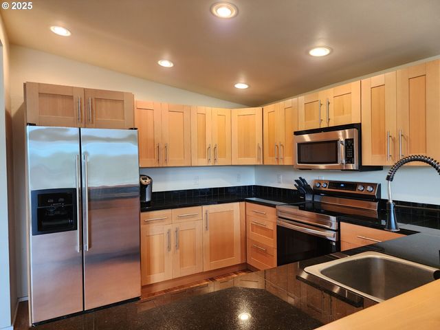 654 MADRONA Ave, Port Orford, OR 97465
