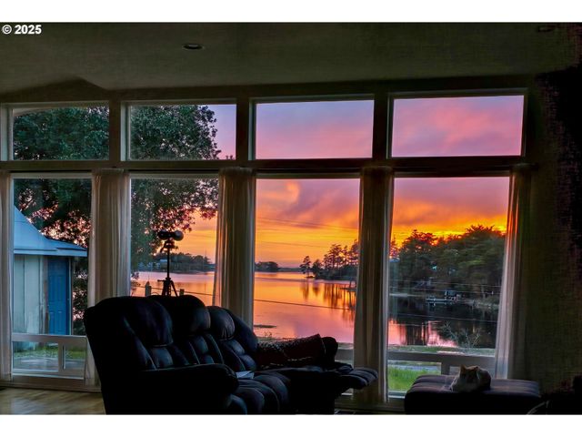 654 MADRONA Ave, Port Orford, OR 97465