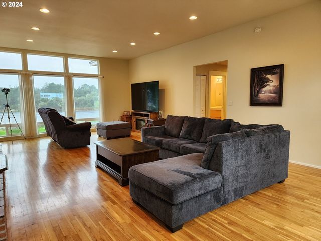 654 MADRONA Ave, Port Orford, OR 97465
