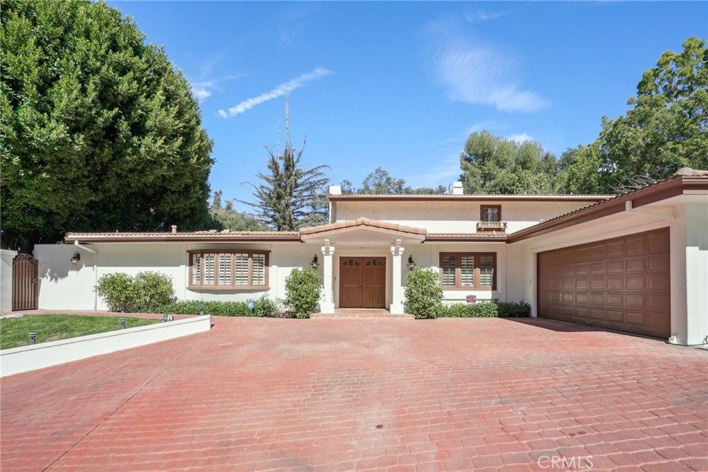 Image 1 of property listing at 15815 Castlewoods Drive, Sherman Oaks, CA 91403
