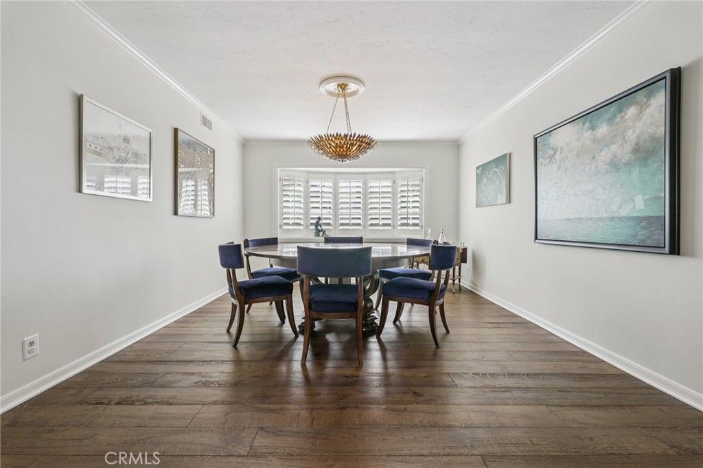 Image 11 of property listing at 15815 Castlewoods Drive, Sherman Oaks, CA 91403