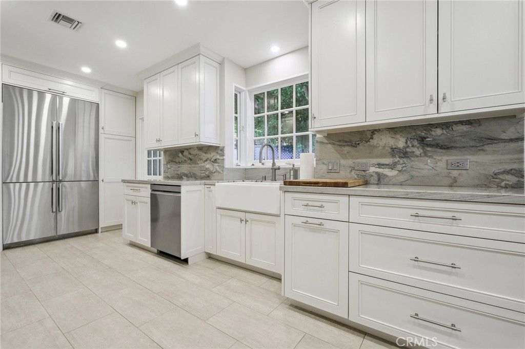 Image 12 of property listing at 15815 Castlewoods Drive, Sherman Oaks, CA 91403