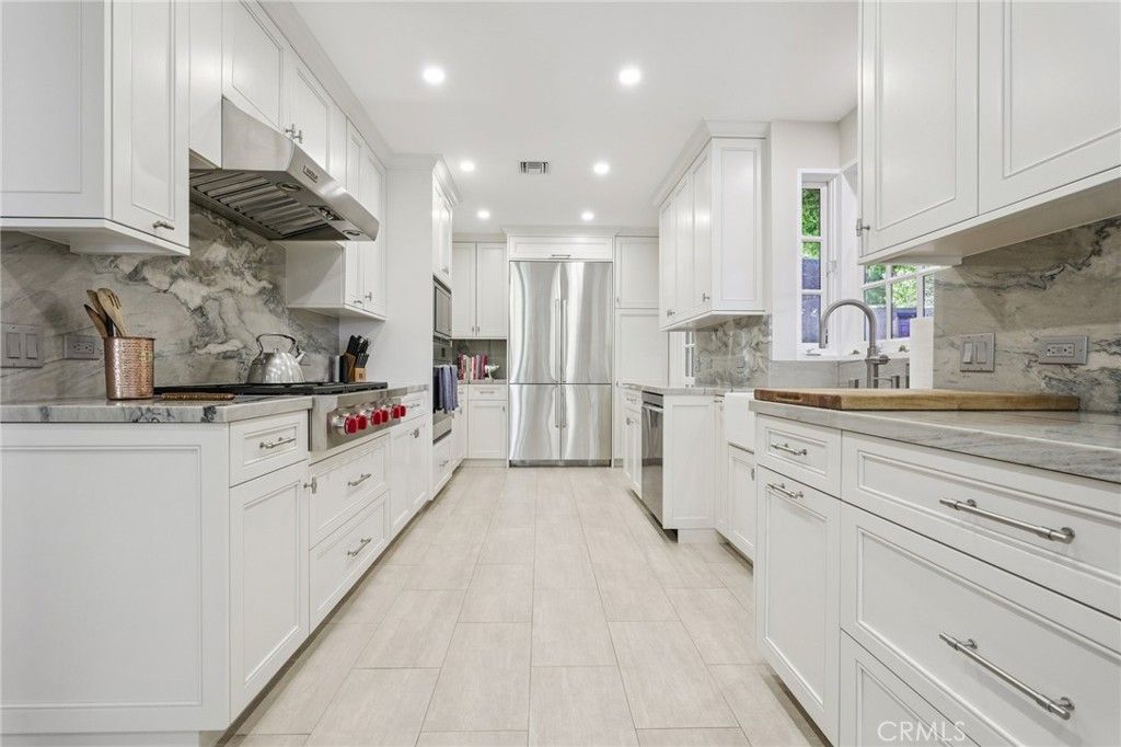 Image 13 of property listing at 15815 Castlewoods Drive, Sherman Oaks, CA 91403