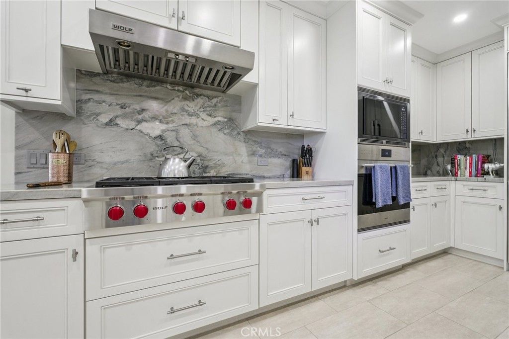 Image 14 of property listing at 15815 Castlewoods Drive, Sherman Oaks, CA 91403