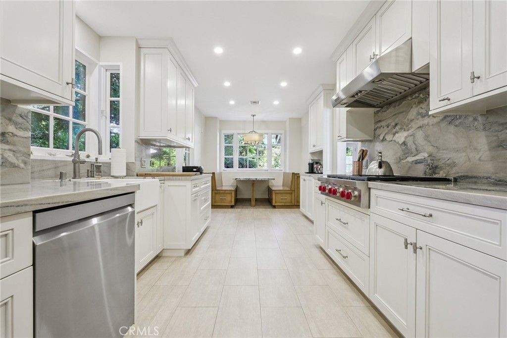 Image 15 of property listing at 15815 Castlewoods Drive, Sherman Oaks, CA 91403