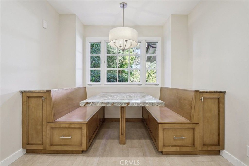 Image 16 of property listing at 15815 Castlewoods Drive, Sherman Oaks, CA 91403