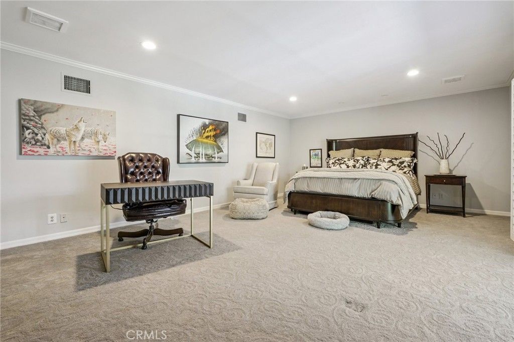 Image 17 of property listing at 15815 Castlewoods Drive, Sherman Oaks, CA 91403
