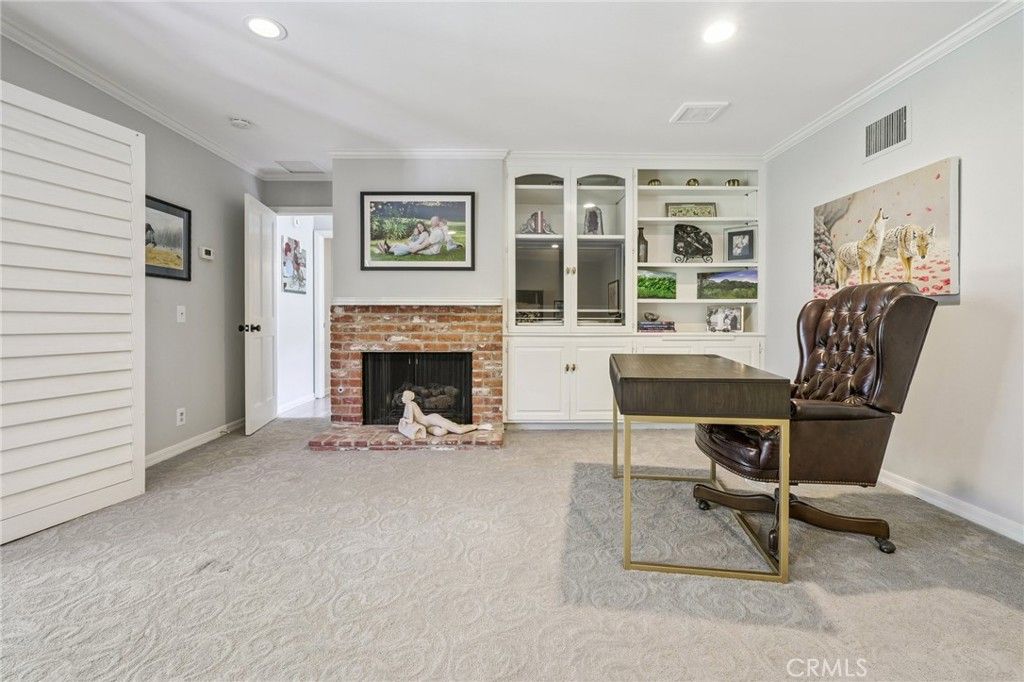 Image 18 of property listing at 15815 Castlewoods Drive, Sherman Oaks, CA 91403