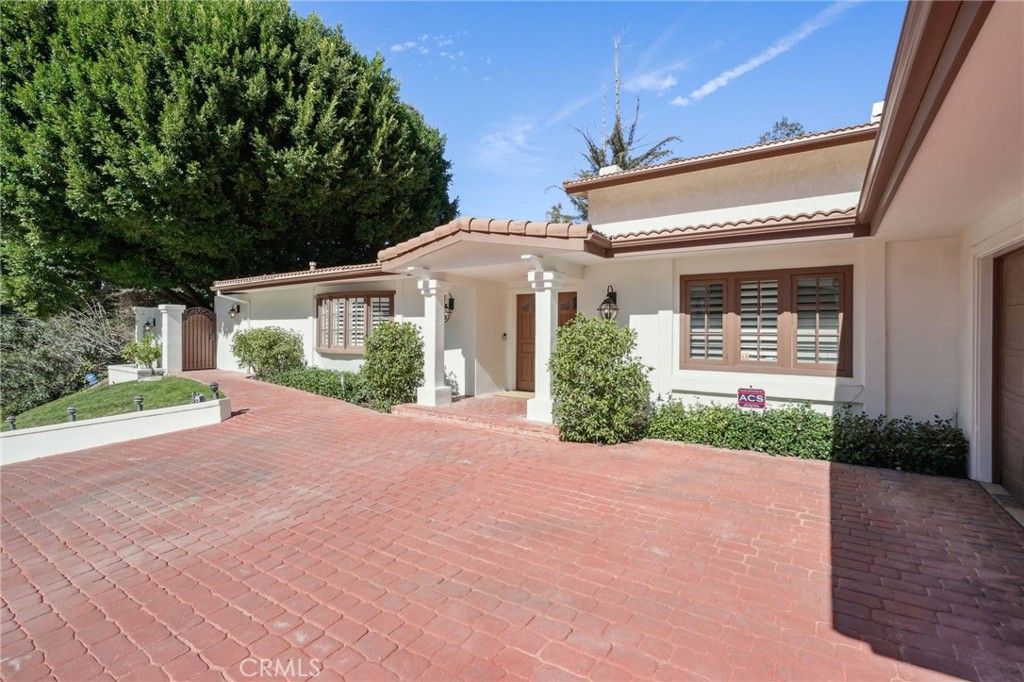 Image 2 of property listing at 15815 Castlewoods Drive, Sherman Oaks, CA 91403