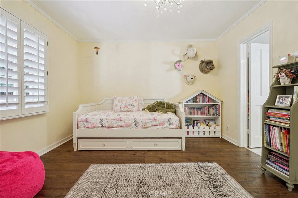 Image 25 of property listing at 15815 Castlewoods Drive, Sherman Oaks, CA 91403