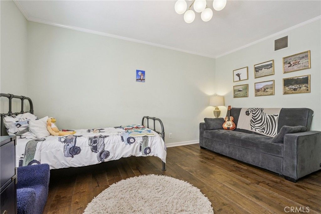 Image 27 of property listing at 15815 Castlewoods Drive, Sherman Oaks, CA 91403