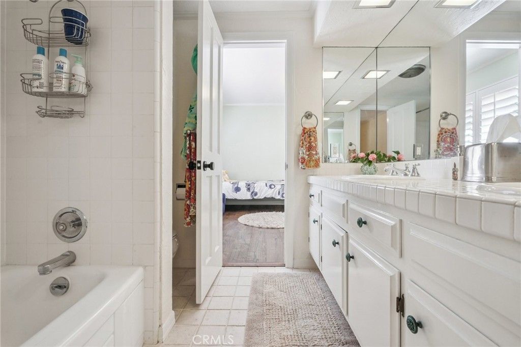 Image 29 of property listing at 15815 Castlewoods Drive, Sherman Oaks, CA 91403