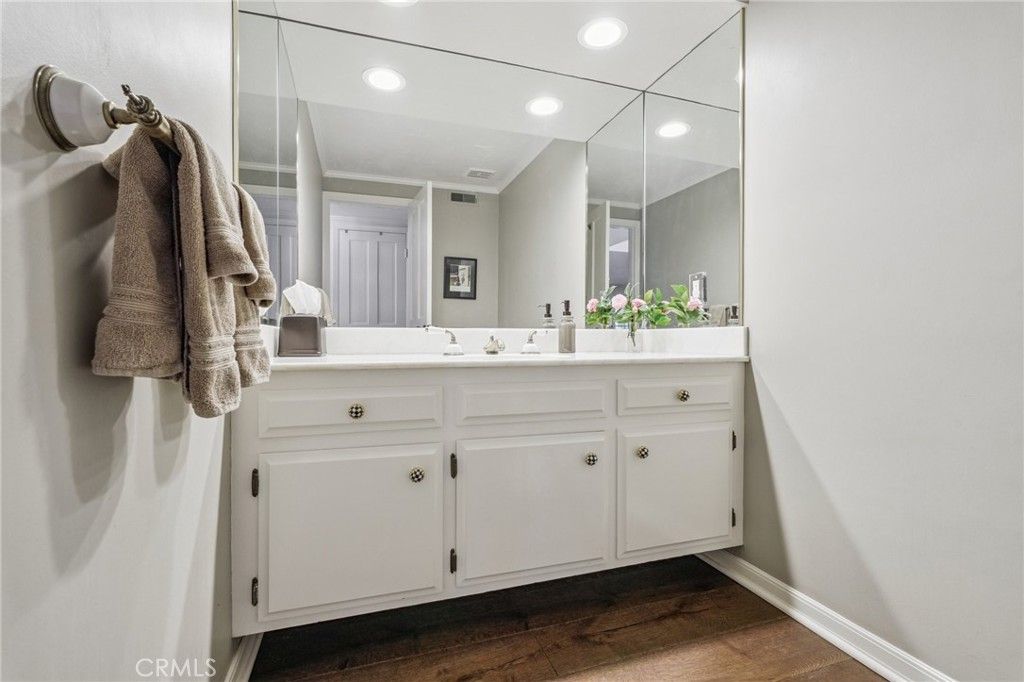 Image 32 of property listing at 15815 Castlewoods Drive, Sherman Oaks, CA 91403