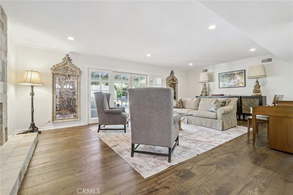 Image 4 of property listing at 15815 Castlewoods Drive, Sherman Oaks, CA 91403