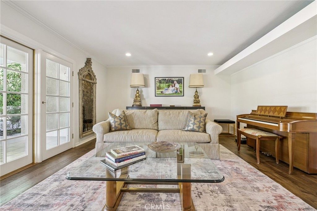 Image 6 of property listing at 15815 Castlewoods Drive, Sherman Oaks, CA 91403