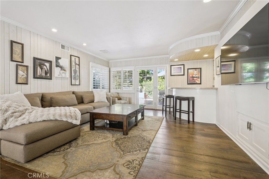 Image 7 of property listing at 15815 Castlewoods Drive, Sherman Oaks, CA 91403