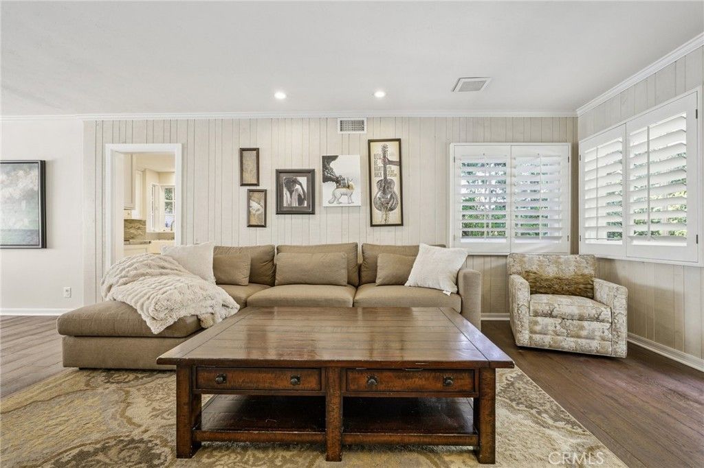 Image 8 of property listing at 15815 Castlewoods Drive, Sherman Oaks, CA 91403