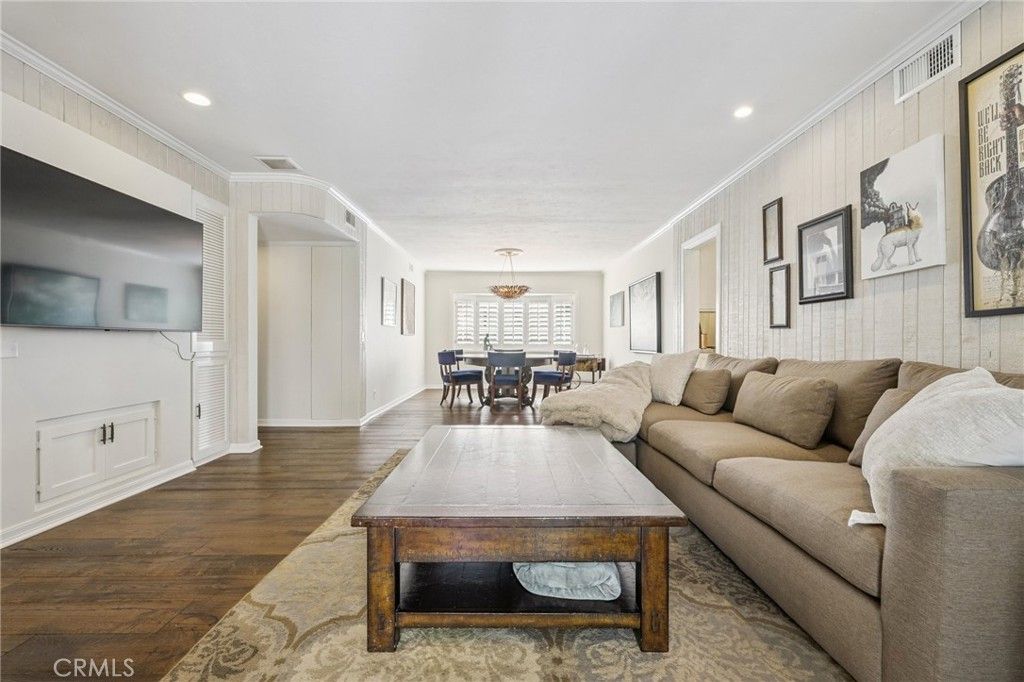 Image 9 of property listing at 15815 Castlewoods Drive, Sherman Oaks, CA 91403