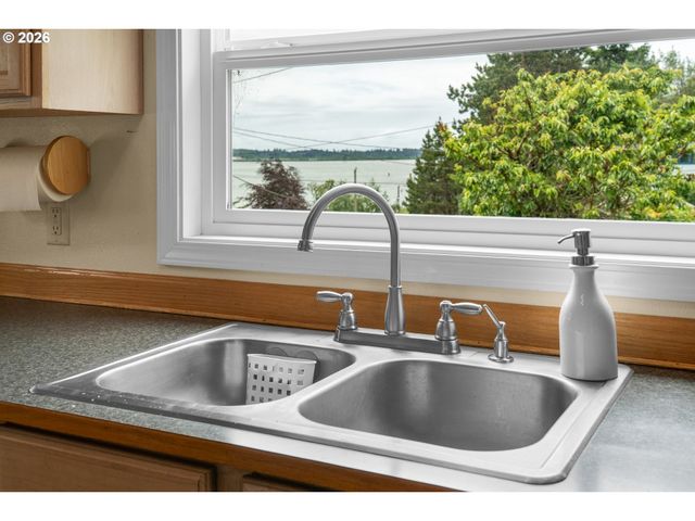 97 DRESDEN St, Astoria, OR 97103
