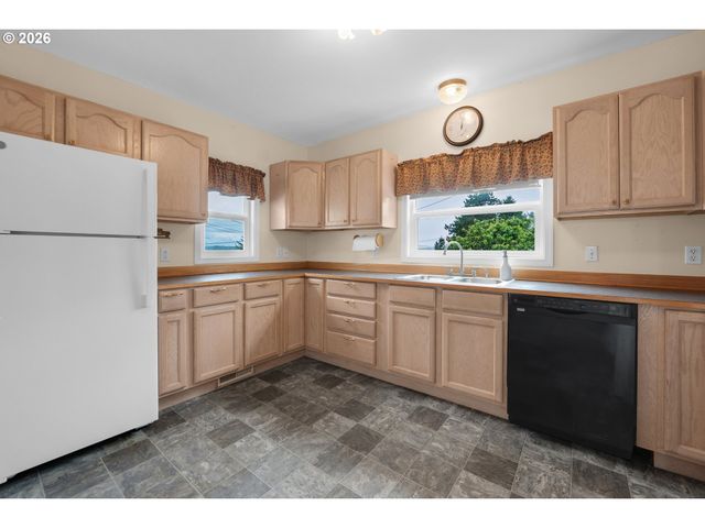 97 DRESDEN St, Astoria, OR 97103
