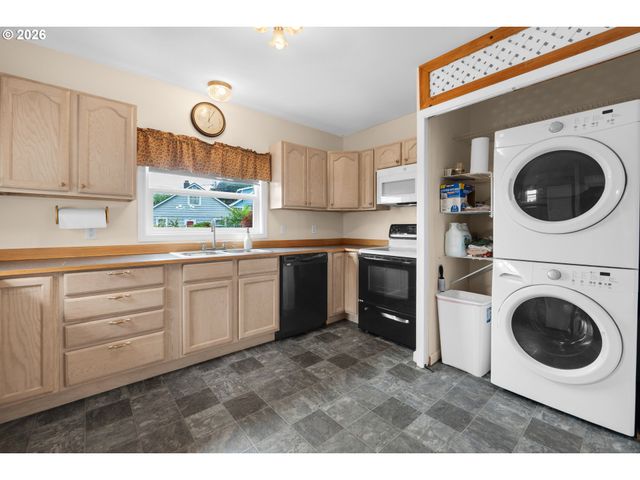 97 DRESDEN St, Astoria, OR 97103