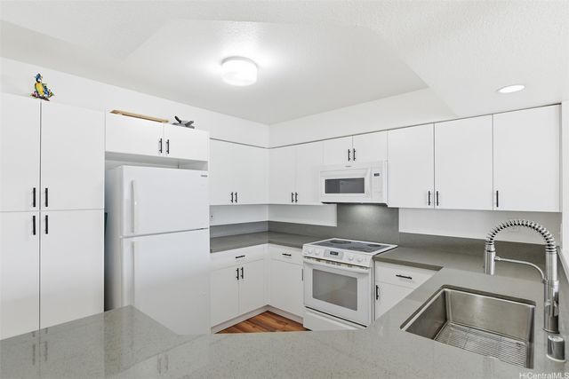 7007 Hawaii Kai Drive J24, Honolulu, HI 96825