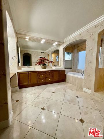 991 Deerhill Road, Oak Park, CA 91377